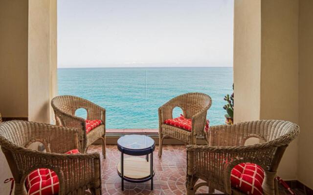 Suite house on the sea