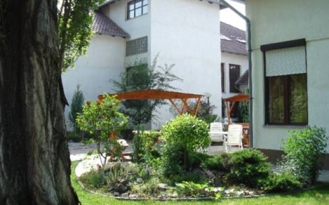 Roza Hotel Es Apartmanhaz