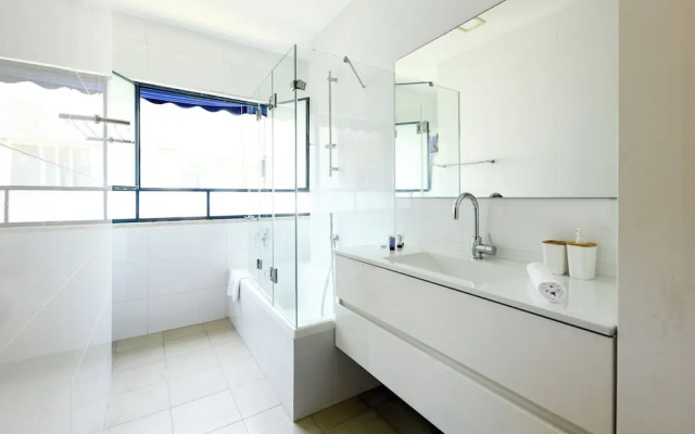 Spacious 3BR Penthouse w Rooftop