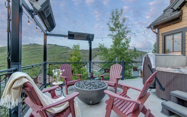1138 Skiers Heaven! Luxury Home Close To Park City Mountain! Two Hot Tubs & Gorgeous Outdoor Space! 6 Bedroom Home by RedAwning