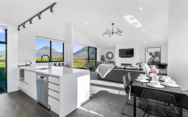 A Remarkable Stay - Jack's Point Holiday Home
