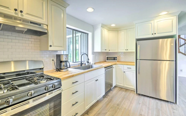Stunning Hood Canal Getaway w/ Private Deck!