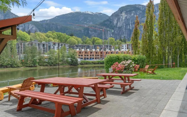 Squamish Adventure Inn & Hostel