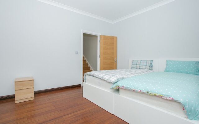 Modern 5 Bedroom House In Battersea