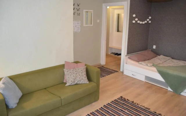 Sunny apartment, 7 min with tram to the Old Town