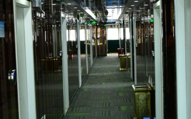 Shanghai Yahong Fashion Hotel