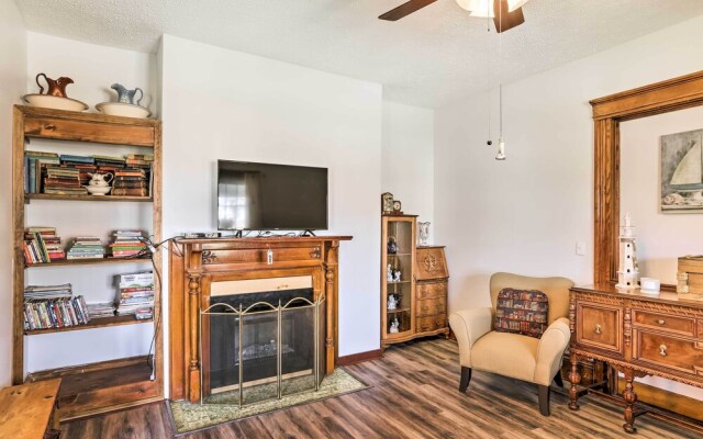 Quaint & Cozy Retreat < 1 Mi to Lakeview Park