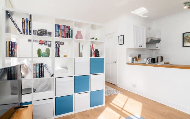 Bright Studio Flat, Amazing Location!