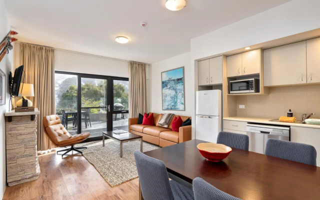 Lantern 1 bedroom terrace with mountain views