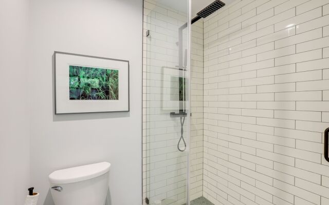 Brevard Retreat: Fireplace, Deck & Screened Porch!