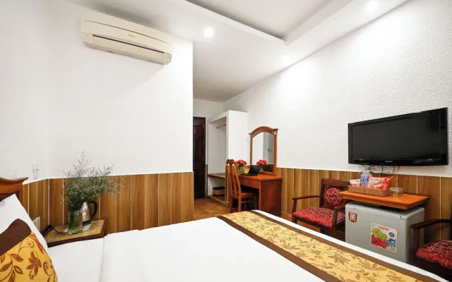 Queen Hotel Saigon Airport