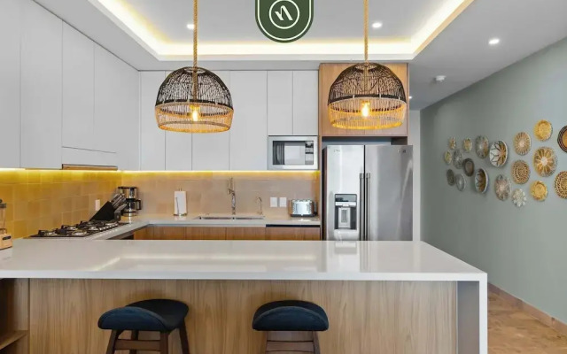 New Stylish 1 BR Condo - Ocean Views - Flex Room