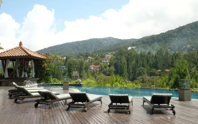The Grand Hill Bistro Cafe & Resort Hotel