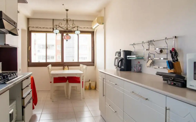 Vibrant Flat Near Trendy Attractions in Karsiyaka