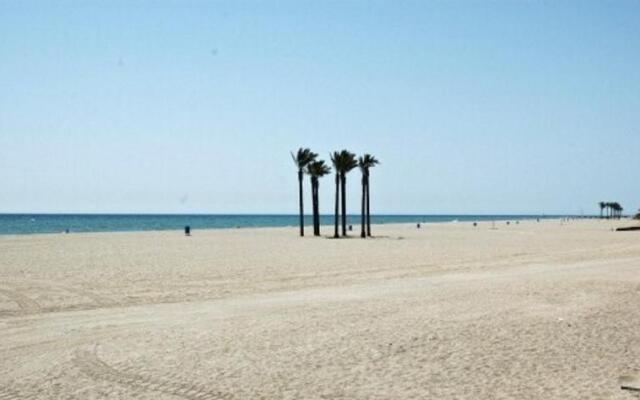 One-bedroom flat 200m from the beach
