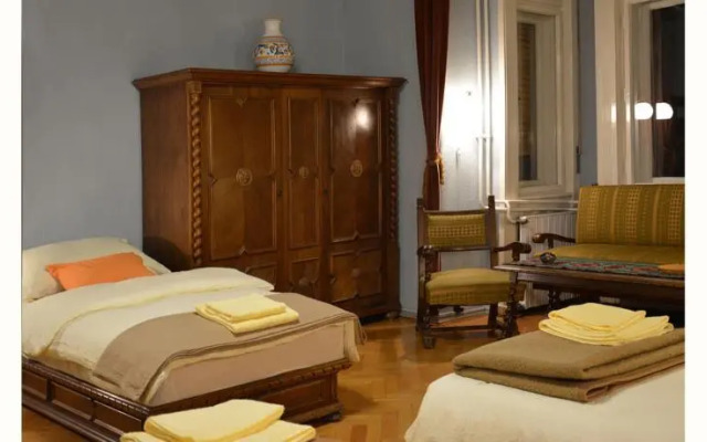 Cat and Co. Guesthouse