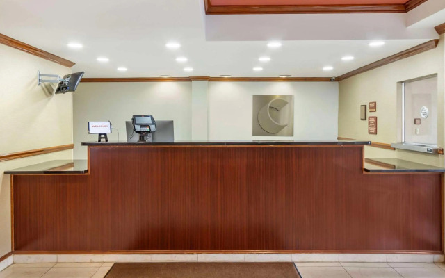 Comfort Inn & Suites Airport Convention Center