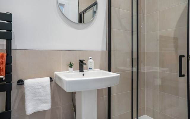 Isimi Burnley 3 Bedroom Modern House, Free Parking