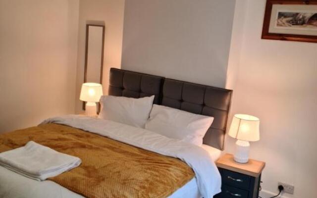 Fields Home a Stunning 3 Bedroom-Sleeps 5