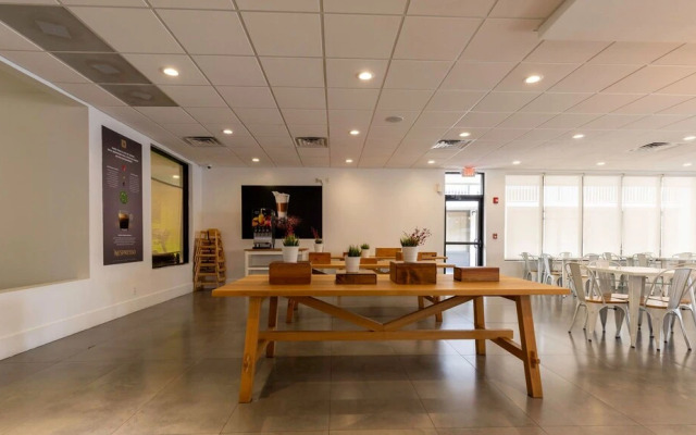 Entire Studio With Free Shuttle to Disney