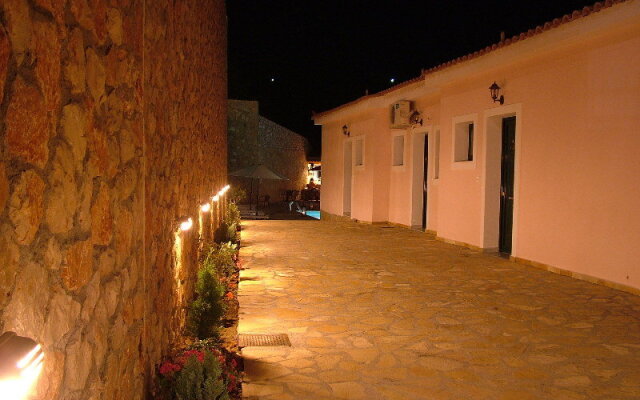 Sarantos Pool Suites
