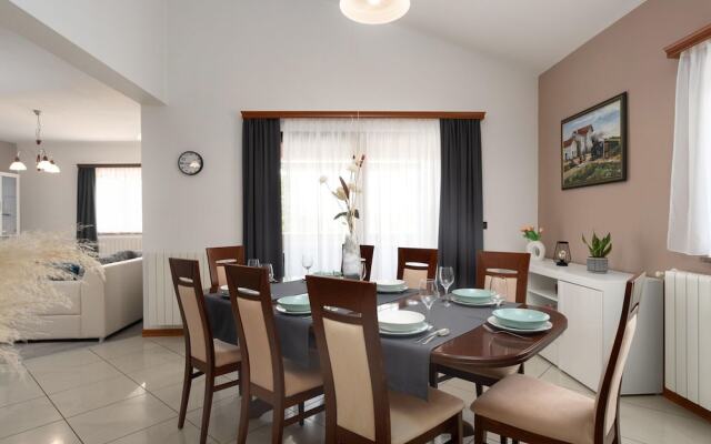 Splendid Villa in Vižinada with Hot Tub