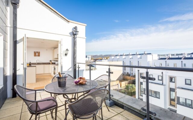 Elliot Oliver - Luxury 3 Bedroom Town Centre Apartment With Parking