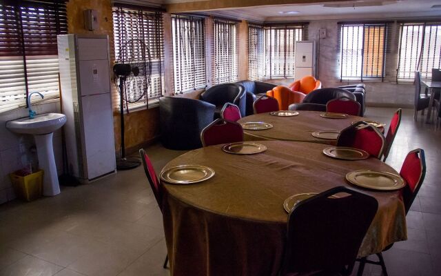 Glasshouse Hotel and Suites