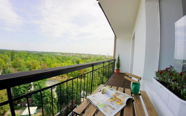 Flatsy at Botanichniy Sad underground