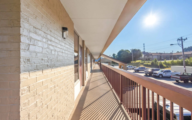 Super 8 by Wyndham Commerce