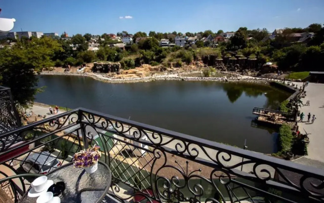 Gotel' River House