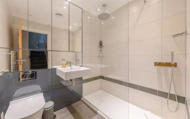 Chic & Spacious 2BD Flat -2 Mins to Baron's Court