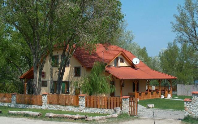 APÁLI Restaurant & Pension