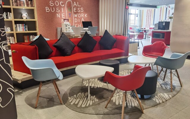 Ibis Hotel  (Nanjing Bridge North Hongyang Plaza Store)