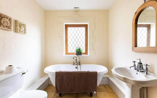 4 Bed House with Swimming pool and Sauna