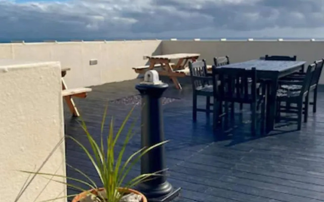 Admiralty Hotel & Restaurant