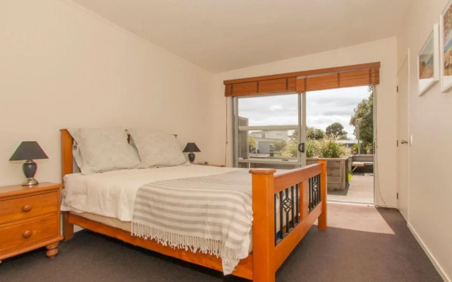 Sands Beach House - Matarangi Holiday Home