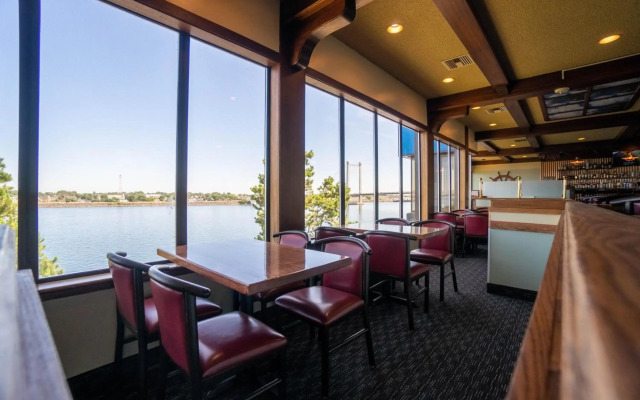 Clover Island Inn