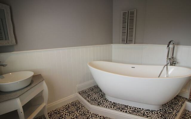 Beautiful Family Home With 42ft Pool & Cinema Room