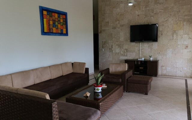 Villa Hermosa a Spacious Villa Close to Downtown