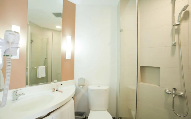 ibis Saigon South