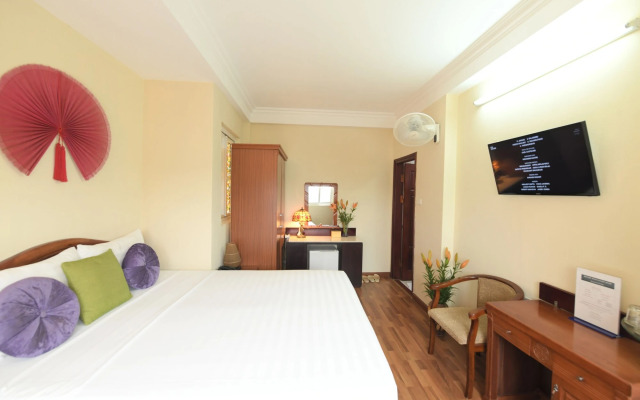 Holiday Lakeview Hotel