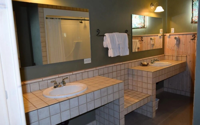 Retreat Wilderness Inn