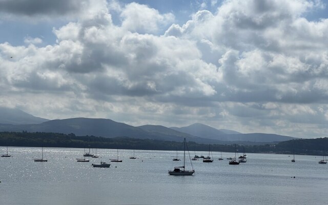 Traditional 3-bed Cottage, Log Burner & Sea Views!