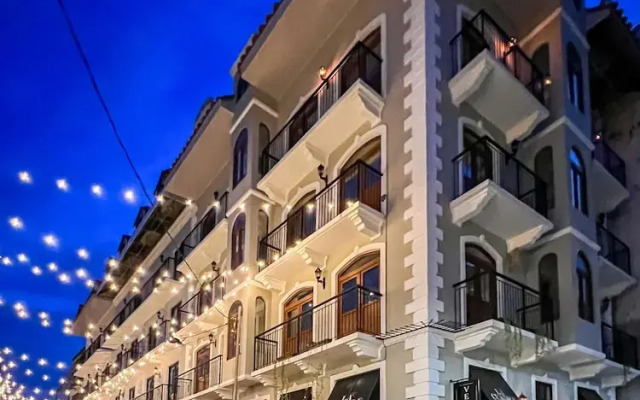 The Elegant Condo by Acomodo