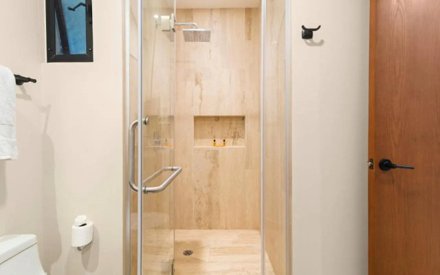 Modern chic 1 bedroom apt w/ rooftop infinity pool