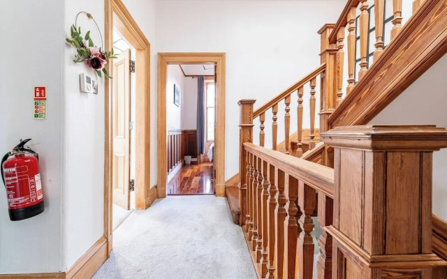 Stunning 5 Bedroom Large Apartment With Parking