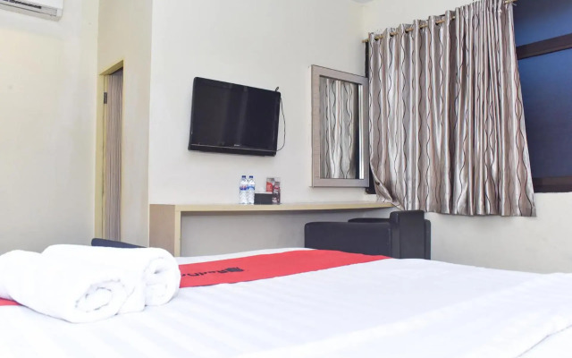 RedDoorz Plus near Sultan Hasanuddin Airport