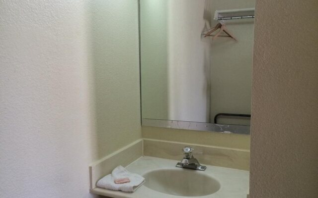 Red Carpet Inn Opelika