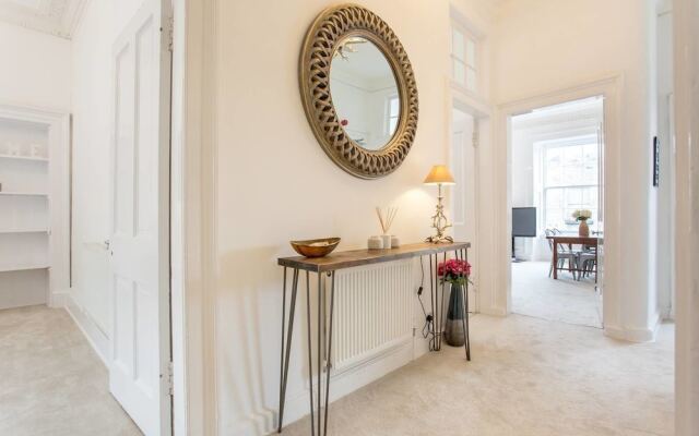 Perfect City Centre Location 50M From Princes St